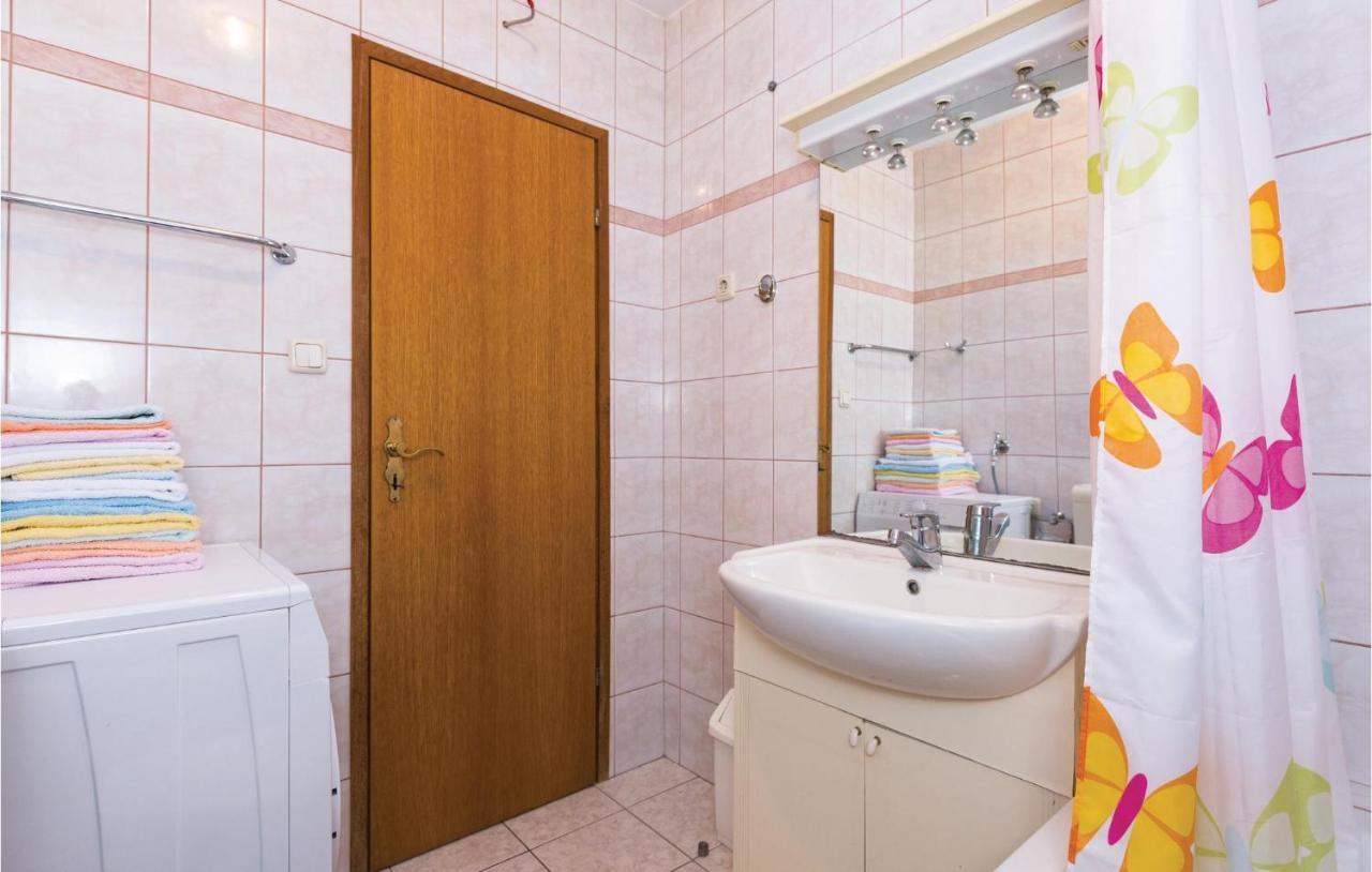 3 Bedroom Amazing Apartment In Makarska Exterior foto