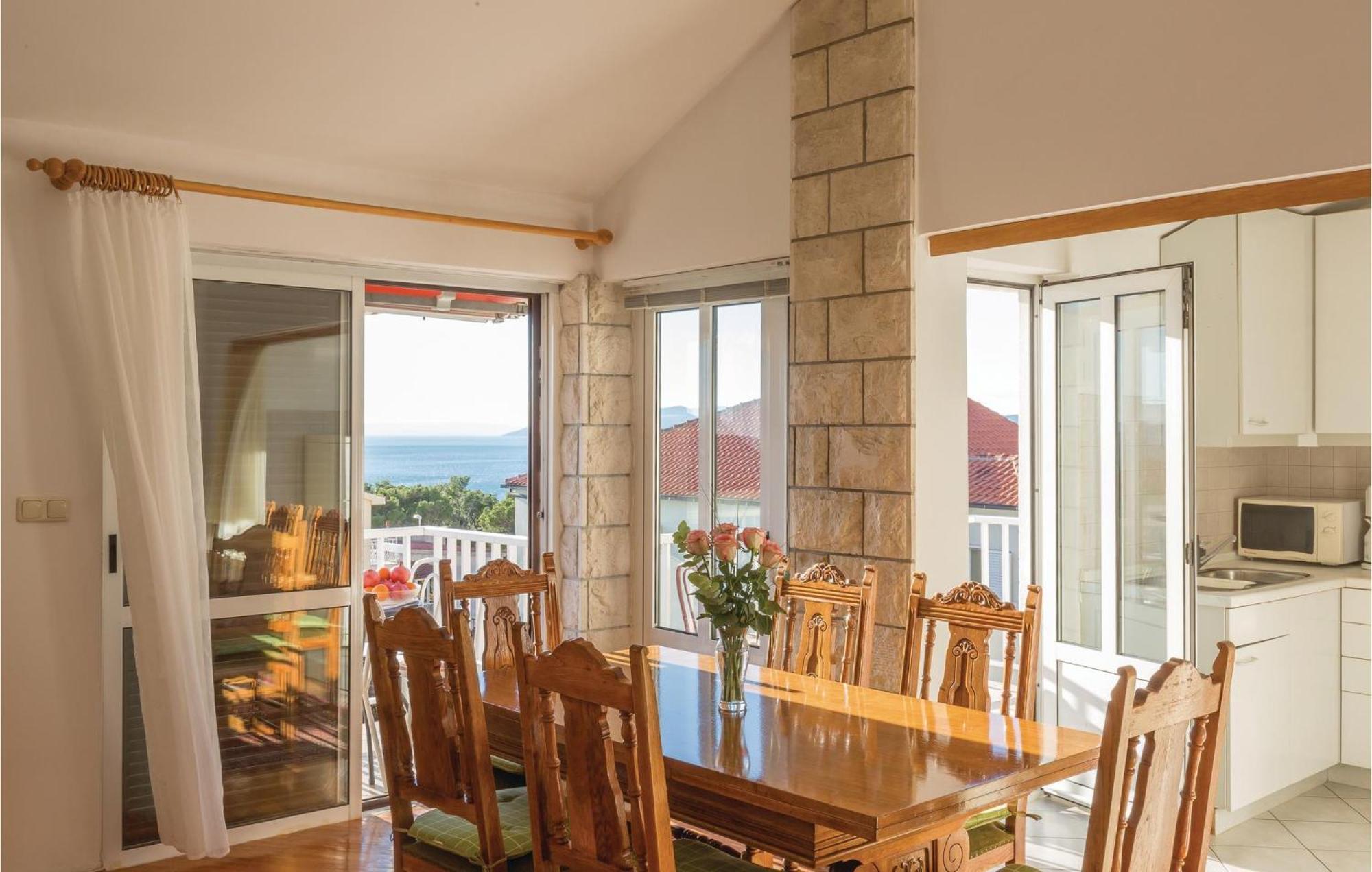 3 Bedroom Amazing Apartment In Makarska Exterior foto
