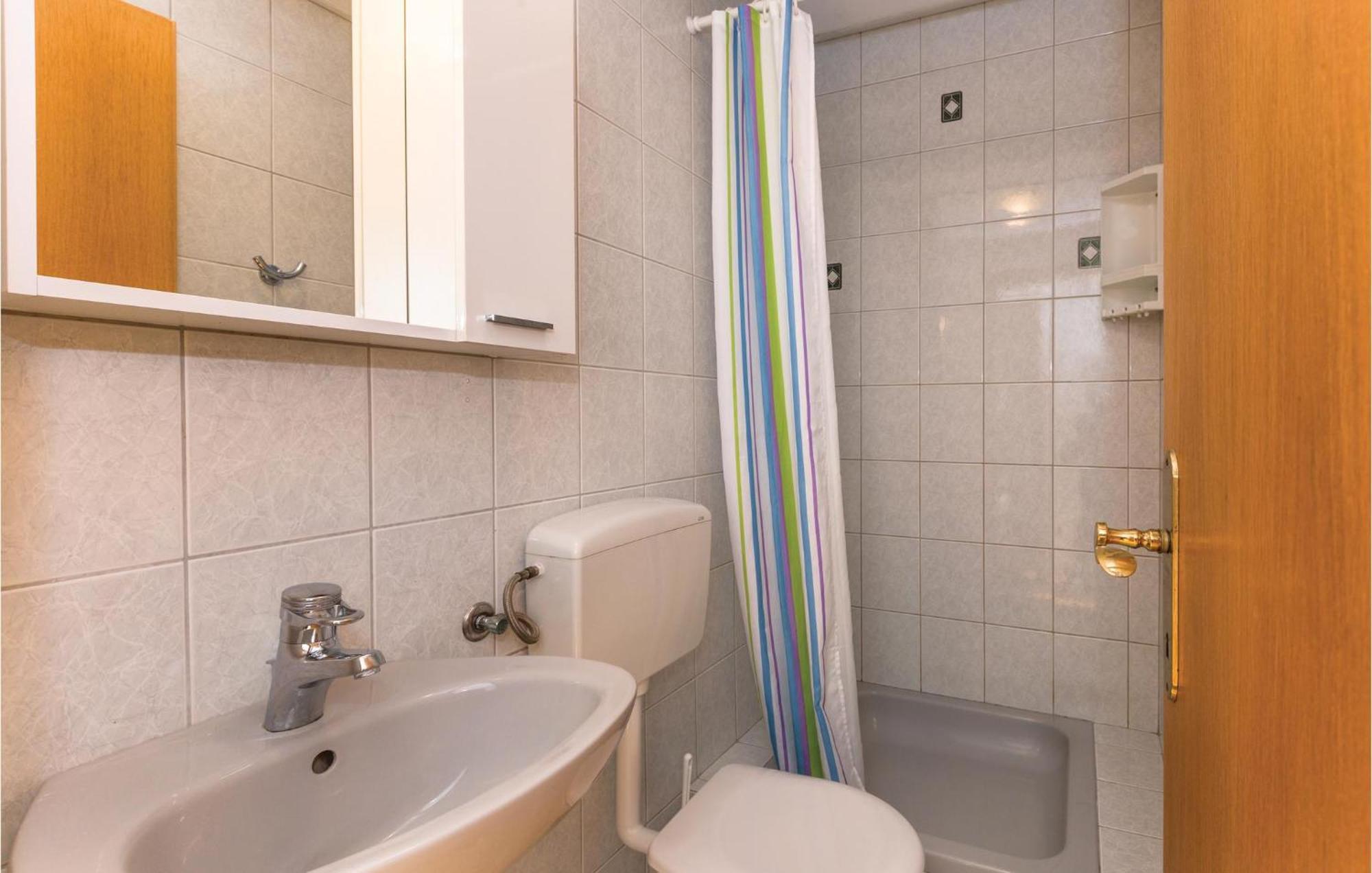3 Bedroom Amazing Apartment In Makarska Exterior foto