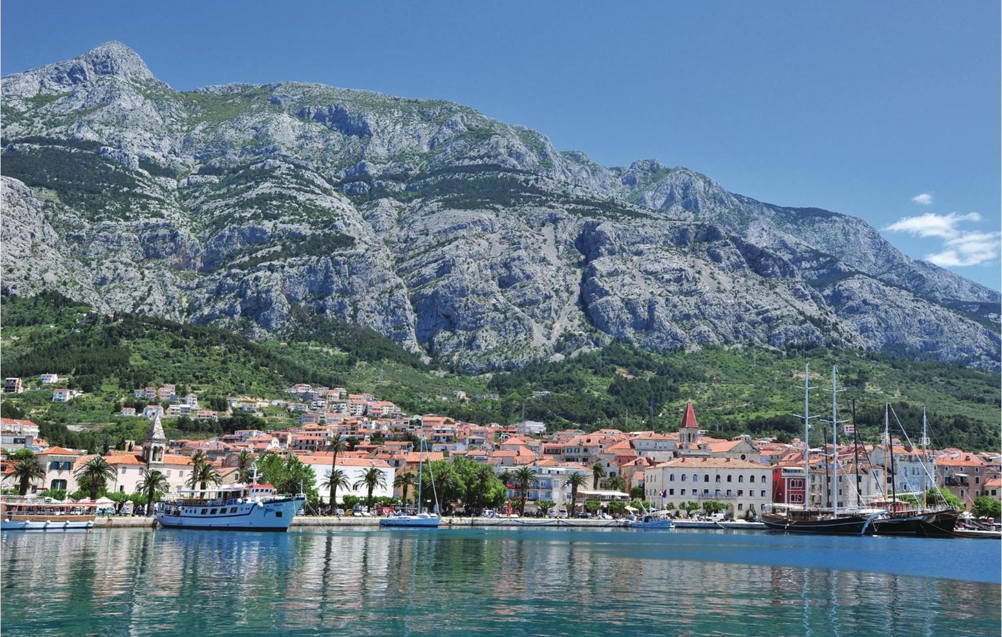 3 Bedroom Amazing Apartment In Makarska Exterior foto