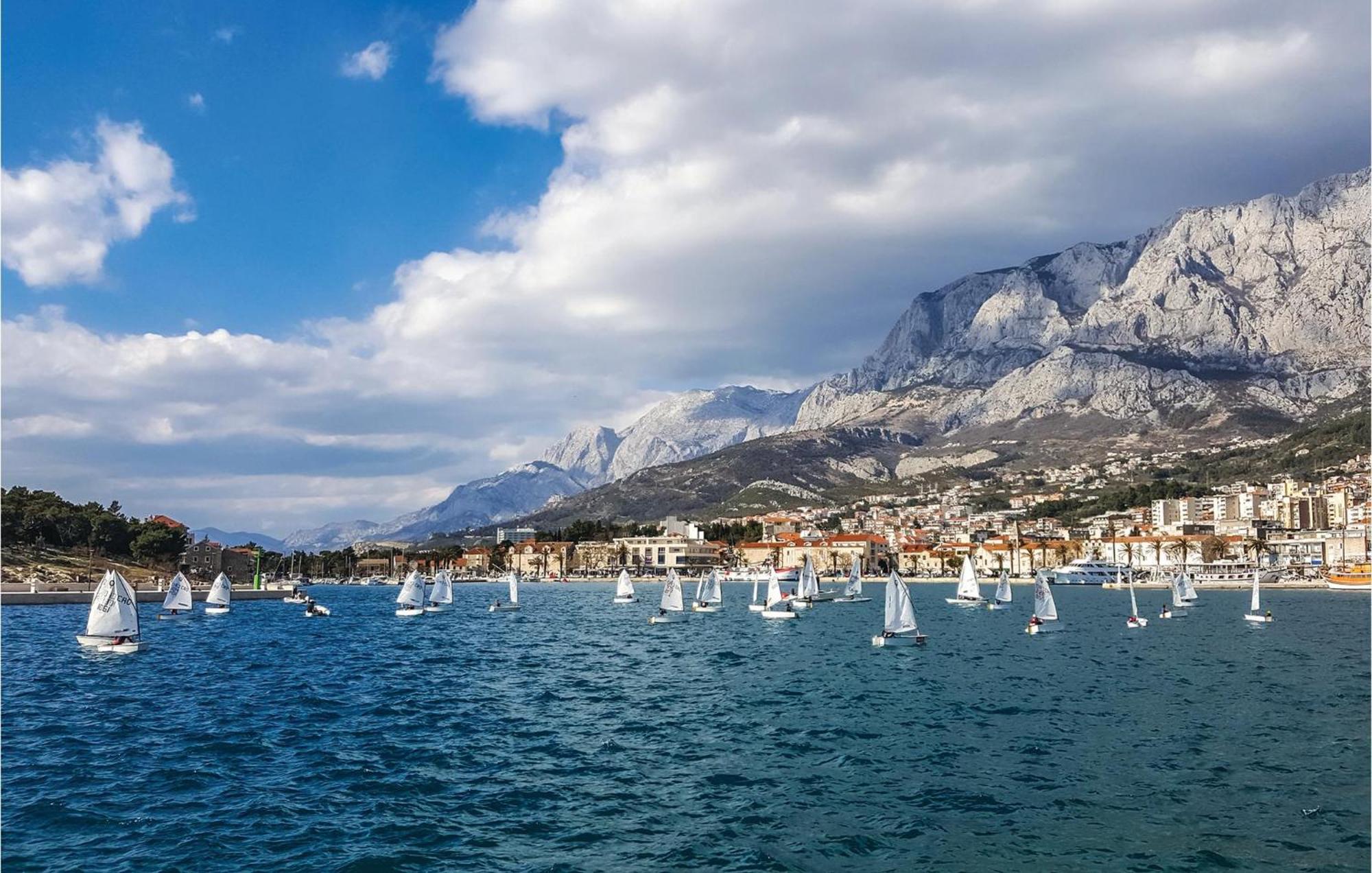 3 Bedroom Amazing Apartment In Makarska Exterior foto